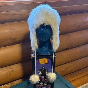 H&M divided White Faux Fur Winter Hat with Pom Pom’s - read description.